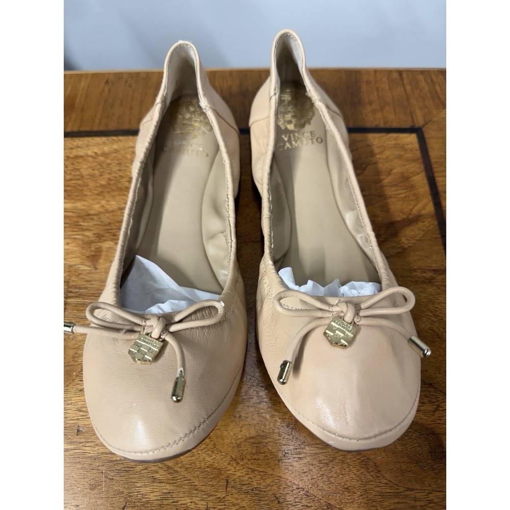 New VINCE CAMUTO Women's 8.5 B Nude Leather‎ Ballet Flats Gold Logo Charm Accent